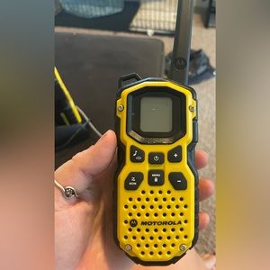 Motorola Talkabout MS350R 35 Mile Two Way Waterproof Walkie Talkies Charger Clip